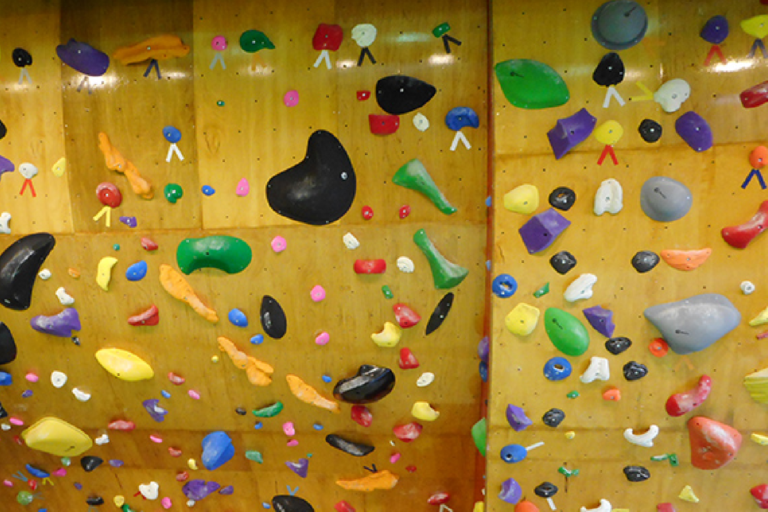 ふるさと納税 加美町 やくらいWALL　初心者歓迎　ボルダリング体験チケット　グループ(3〜4名)2時間コース クライミング 通常運用 - 大野城心のふるさと館